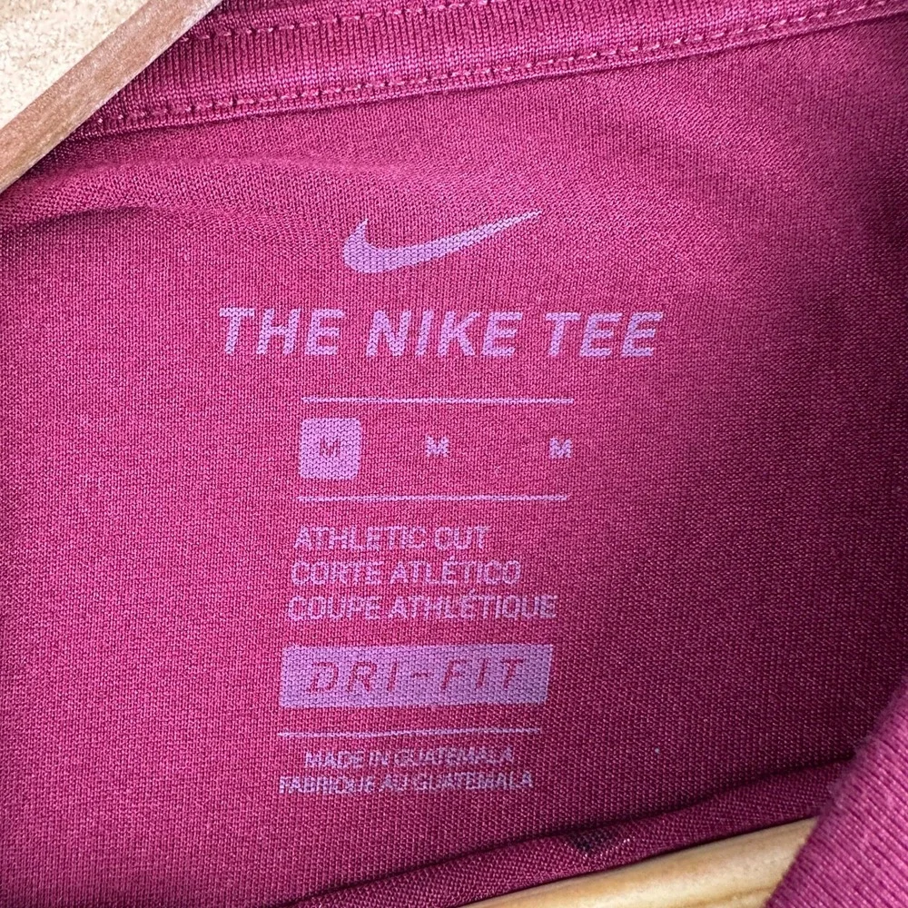 Nike T-Shirt Mens Medium Red The Nike Tee Athletic Cut Dri-Fit Graphic Swoosh